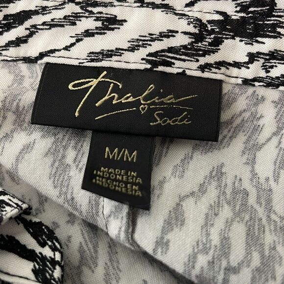 Thalia and Sodi rayon blouse.  Size Medium. 3/4 length sleeve that rolls up. - Picture 4 of 9